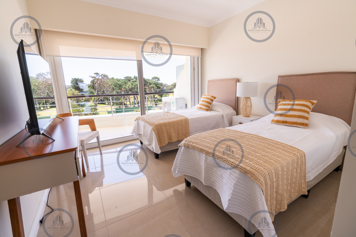 Apartamento ID.231 - Exclusivo penthouse en venta de 3 dormitorios vista al mar, piscina y parrillero de uso exclusivo sonbre Playa Mansa, Pinares