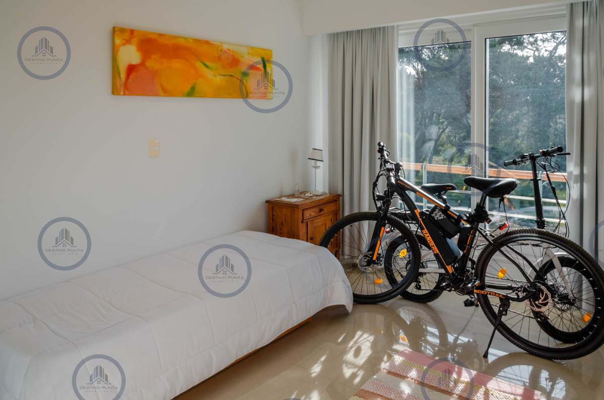 Apartamento ID.236 - Penthouse en venta de 3 dormitorios con parrillero de uso exclusivo, Playa Mansa, Pinares