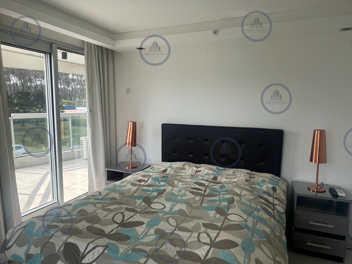 Apartamento ID.2943 - Cómodo apartamento con parrillero propio de 2 dormitorios más dependencia en alquiler, Playa Brava