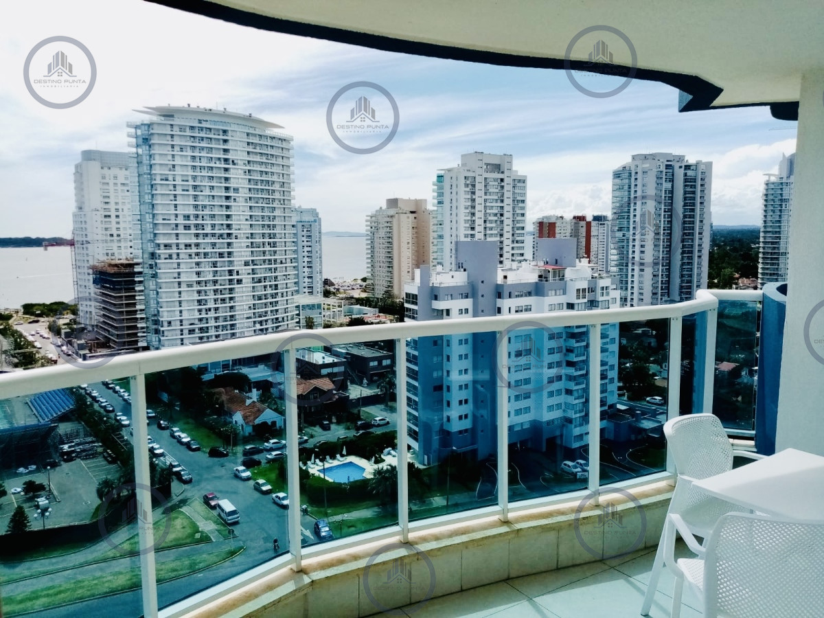 Alquiler temporario de apartamento de dos dormitorios mas dependencia con parrillero de uso exclusivo en Playa Mansa, Punta del Este — fotografía 2