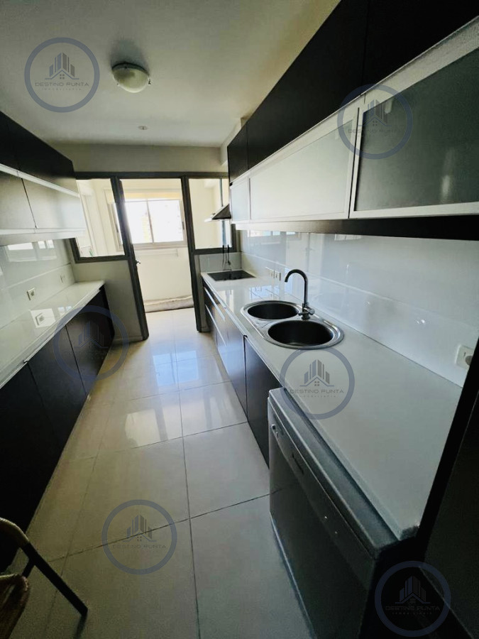 Apartamento ID.994 - Alquiler temporario de apartamento de tres dormitorios en torre de categoría sobre Playa Brava, Punta del Este