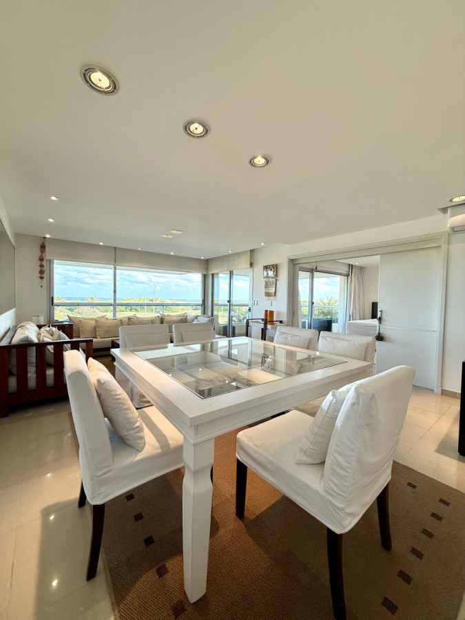 Venta de apartamento de 3 dormitorios sobre primera fila de Playa Brava, Punta del Este