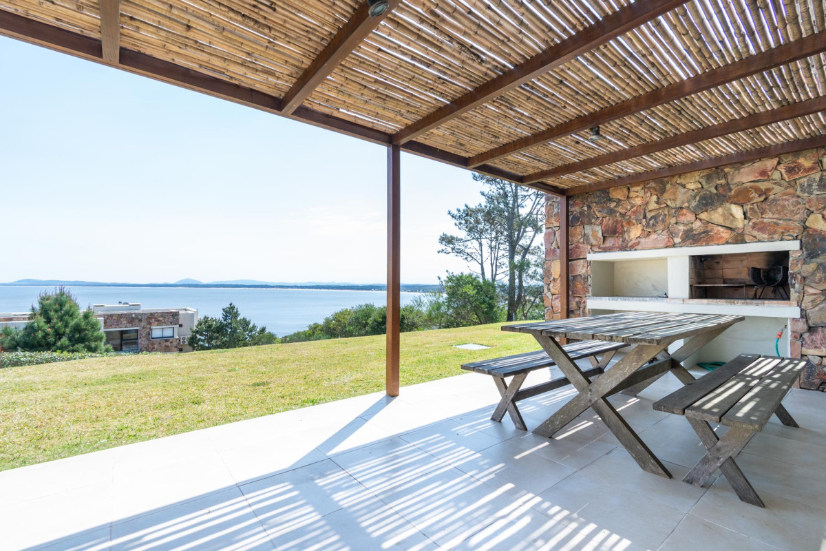 Apartamento en venta y alquiler de un dormitorio con parrillero y jardin, Punta Ballena