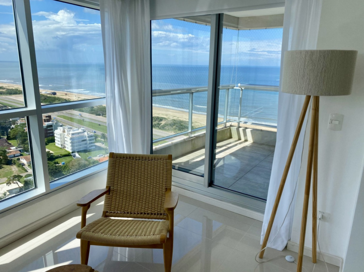 Alquiler temporal de apartamento piso alto de 2 dormitorios más servicio en playa brava 