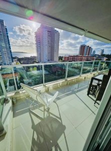 Apartamento de 2 dormitorios con 2 baños y parrillero en venta Playa Mansa