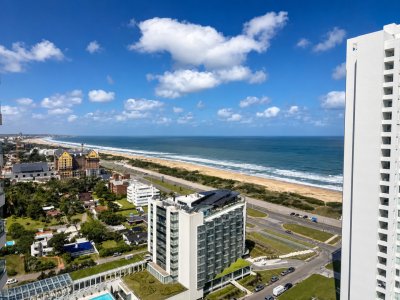 Venta de gran apartamento de 3 dormitorios con parrillero propio en Playa Brava, Punta del Este