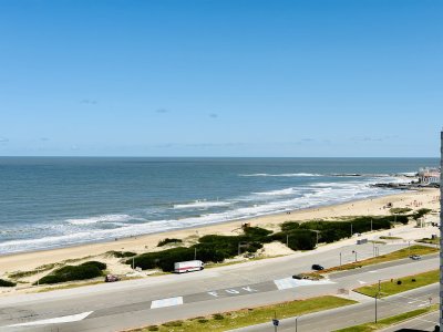 Venta de apartamento con vista al mar y muy luminoso de 2 dormitorios con 2 baños, Playa Brava Aidy Grill, Punta del Este
