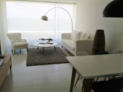 Muy Buen Apartamento Frente al Mar, 2 Dormitorio y Dependencia - Playa Mansa