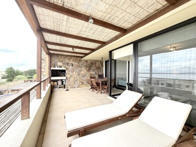 Venta de apartamento de 2 dormitorios con parrillero propio y vista al mar, Punta Ballena