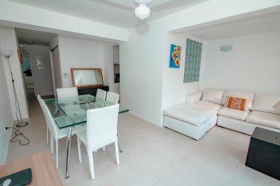 Venta de apartamento de planta baja con salida al jardín de tres dormitorios en Playa Montoya