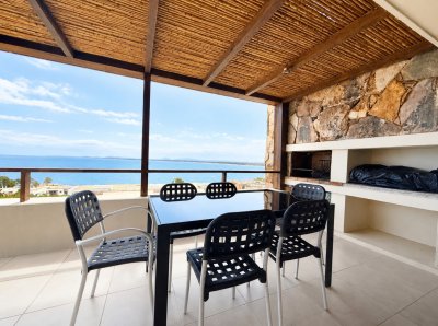 Venta de apartamento de 2 dormitorios con parrillero y vistas al mar, Punta Ballena 