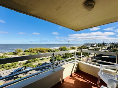 Venta de apartamento sobre primera fila de Mar en Playa Mansa. tres dormitorios