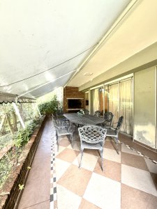 Apartamento en venta playa Mansa de 4 dormitorios y amplia terraza con parrillero propio 