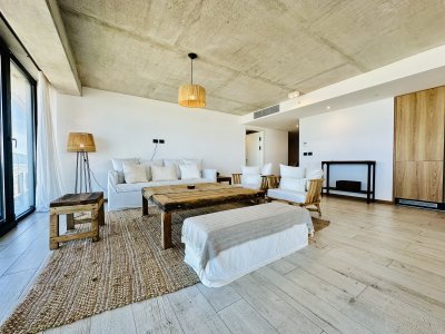 Venta y alquiler de apartamento de tres dormitorios con tres suites moderno a estrenar, playa Brava