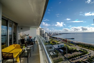 SEASONS TOWER Venta de apartamento de tres dormitorios más dependencia en playa Mansa, Punta del Este