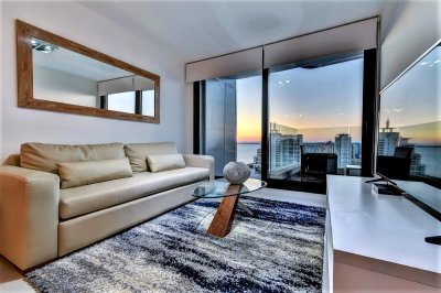 Alquiler temporario de apartamento de dos dormitorios con dos baños a pasos de la Playa y centro comercial, Punta del Este