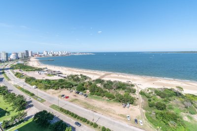 Apartamento de 3 Dormitorios en Frente a Playa Mansa - Punta del Este