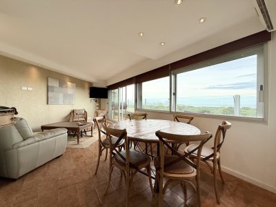 Penthouse con vista al mar en Punta del Este, 2 Dormitorios, en Alquiler Anual