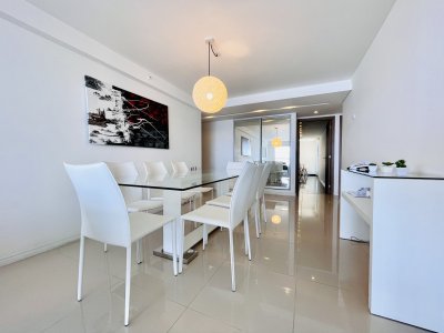 Alquiler temporario y venta de apartamento de dos dormitorios con parrillero de uso exclusivo, Playa Brava.