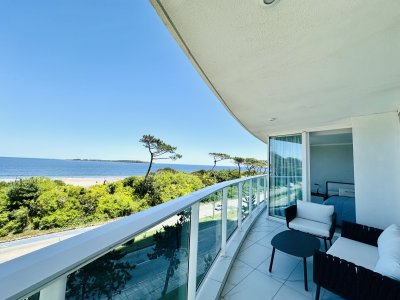Apartamento Frente al Mar de 3 Dormitorios y Dependencia en Playa Mansa, Punta del Este 