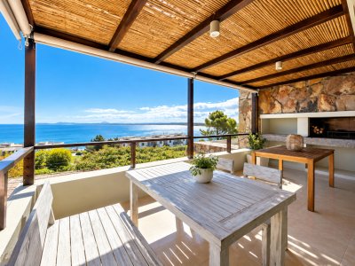 Excelente y amplio departamento duplex en venta de 3 dormitorios mas dependencia con parrillero, Punta Ballena