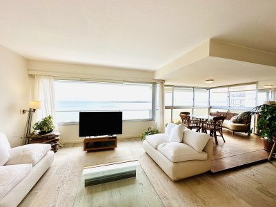Venta de maravilloso departamento reciclado de 3 dormitorioes más dependencia sobre primera fila de Playa Mansa, Punta del Este