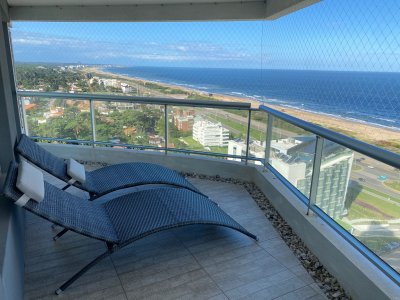 Venta de gran apartamento de 3 dormitorios con parrillero propio en Playa Brava, Punta del Este