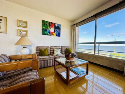 Venta de apartamento sobre primera fila de Mar en Playa Mansa. tres dormitorios