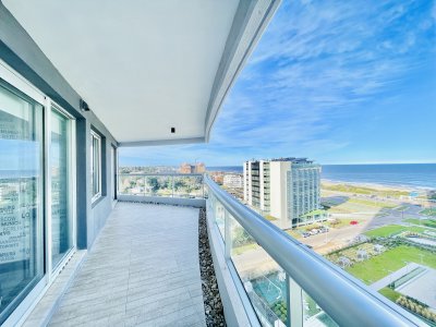 Moderno Apartamento de 3 Dormitorios + Dependencia, con Parrillero y Vista al Mar en Playa Brava