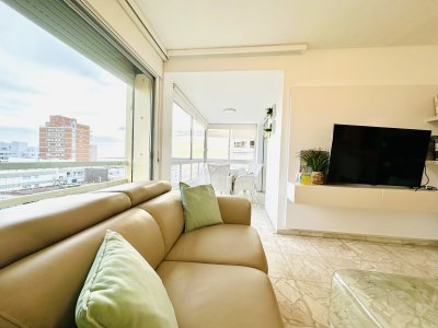 Venta de apartamento en Península de Punta del este con 3 dormitorios y 2 baños reciclado 