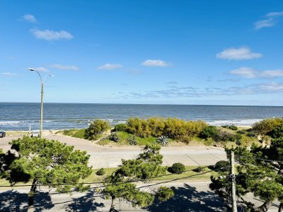 Oportunidad en Venta, Apartamento sobre primera fila de Mar en Playa Mansa, 3 Dormitorios