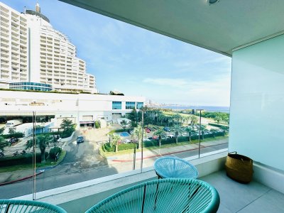 Alquiler temporal de apartamento nuevo de un dormitorio a pasos del Mar en playa Mansa zona Enjoy