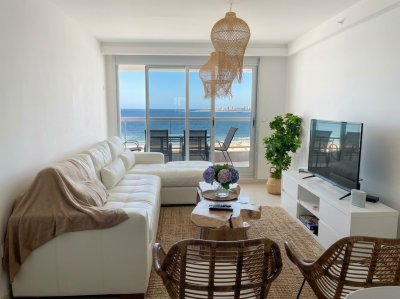 Apartamento moderno piso alto de 2 dormitorios con parrillero de uso exclusivo a pasos de Playa Brava