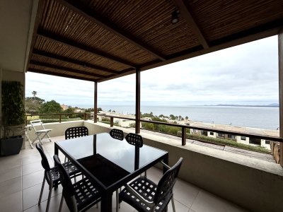 Venta de apartamento de 2 dormitorios con parrillero y vistas al mar, Punta Ballena 