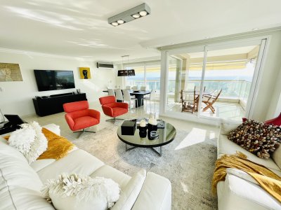 Venta de Excelente apartamento en alquiler temporario de tres dormitorios más dependencia de servicio, Playa Mansa, Punta del Este
