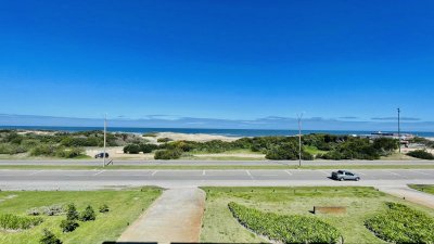 Apartamento de 3 Dormitorios en Primera Línea del Mar, Playa Brava Punta del Este