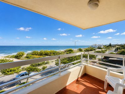 Oportunidad en Venta, Apartamento sobre primera fila de Mar en Playa Mansa, 3 Dormitorios