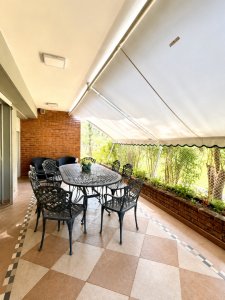 Apartamento en venta playa Mansa de 4 dormitorios y amplia terraza con parrillero propio 
