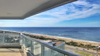 Apartamento de 3 Dormitorios + Servicio + Parrillero Frente al Mar - Punta del Este