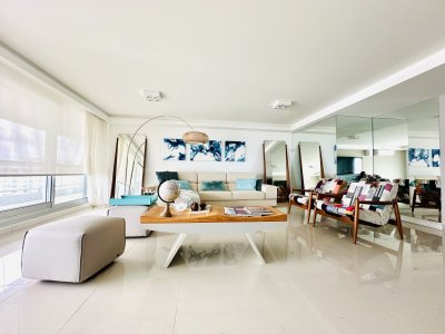 Venta de amplio penthouse con 4 dormitorios más dependencia, torre premium de Playa Brava, Punta del Este