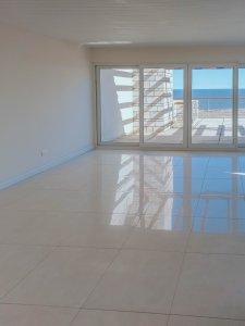 Exclusivo penthouse en venta de dos dormitorios sobre Playa Mansa
