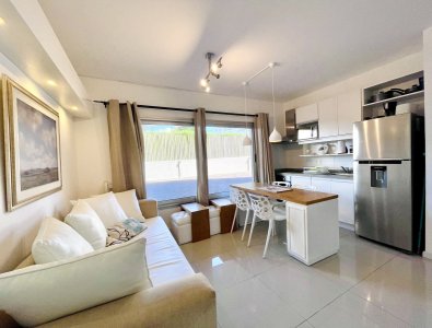 Venta de Moderno Apartamento de 1 Dormitorio a metros de Playa Brava en edificio con servicios