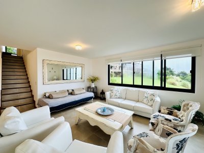 Excelente y amplio departamento duplex en venta de 3 dormitorios mas dependencia con parrillero, Punta Ballena