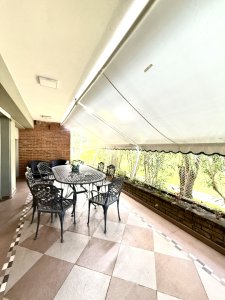Apartamento en venta playa Mansa de 4 dormitorios y amplia terraza con parrillero propio 