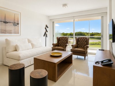 Apartamento de 3 Dormitorios en Venta Primera Línea del Mar, Playa Brava Punta del Este