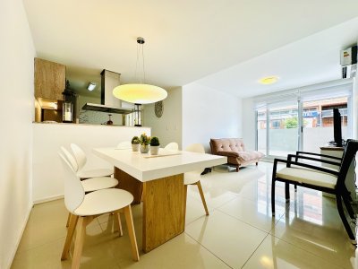 Venta y alquiler temporario de apartamento de 2 dormitorios con 2 baños a pasos del Puerto de Punta del Este