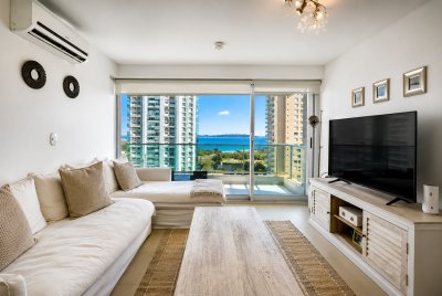 Oportunidad en Venta, Apartamento De 2 Dormitorios y Parrillero En Playa Mansa, Punta Del Este