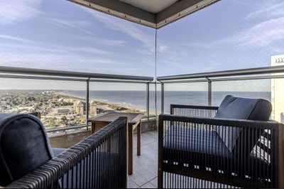 Moderno Penthouse con Vista al Mar, en Playa Brava, 3 Dormitorios con Parrillero y Dependencia de servicio