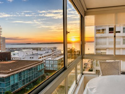 Apartamento en Venta, Península de Punta del Este. 3 Dormitorios con vista, reciclado 