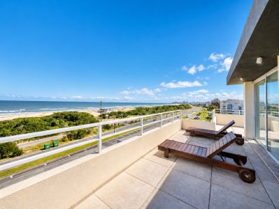 Penthouse de 3 Dormitorios con Barbacoa en Primera Línea del Mar, Playa Brava Punta del Este
